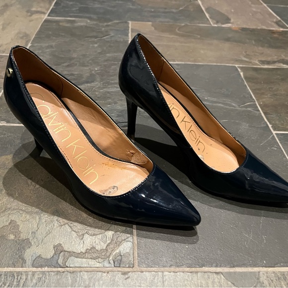 Calvin Klein Nilly pumps in navy GUC - Picture 2 of 3